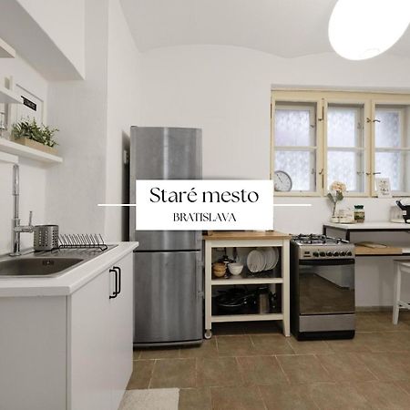 Stylish Historical Apartment + Backyard บราติสลาวา ภายนอก รูปภาพ