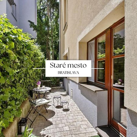 Stylish Historical Apartment + Backyard บราติสลาวา ภายนอก รูปภาพ