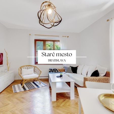 Stylish Historical Apartment + Backyard บราติสลาวา ภายนอก รูปภาพ