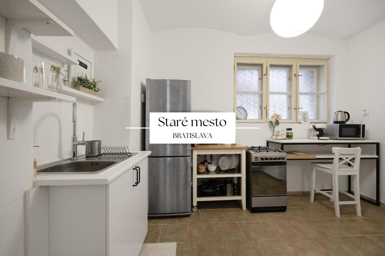 Stylish Historical Apartment + Backyard บราติสลาวา ภายนอก รูปภาพ