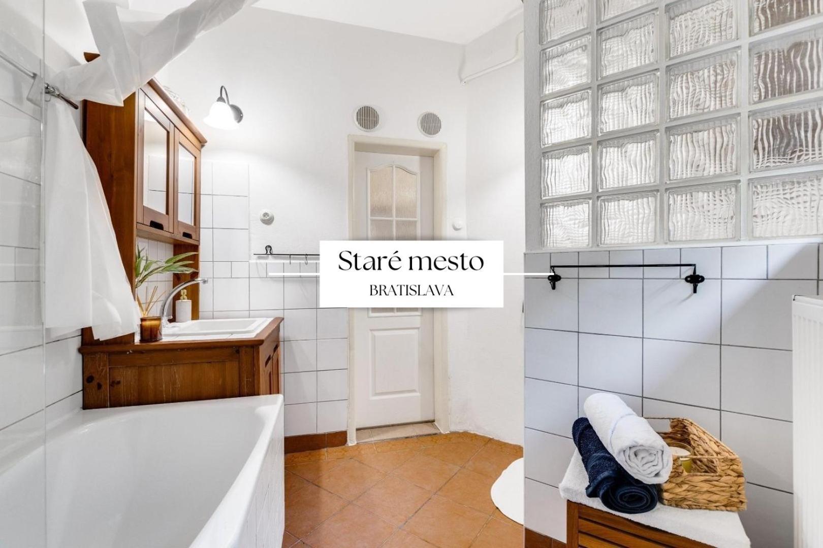 Stylish Historical Apartment + Backyard บราติสลาวา ภายนอก รูปภาพ
