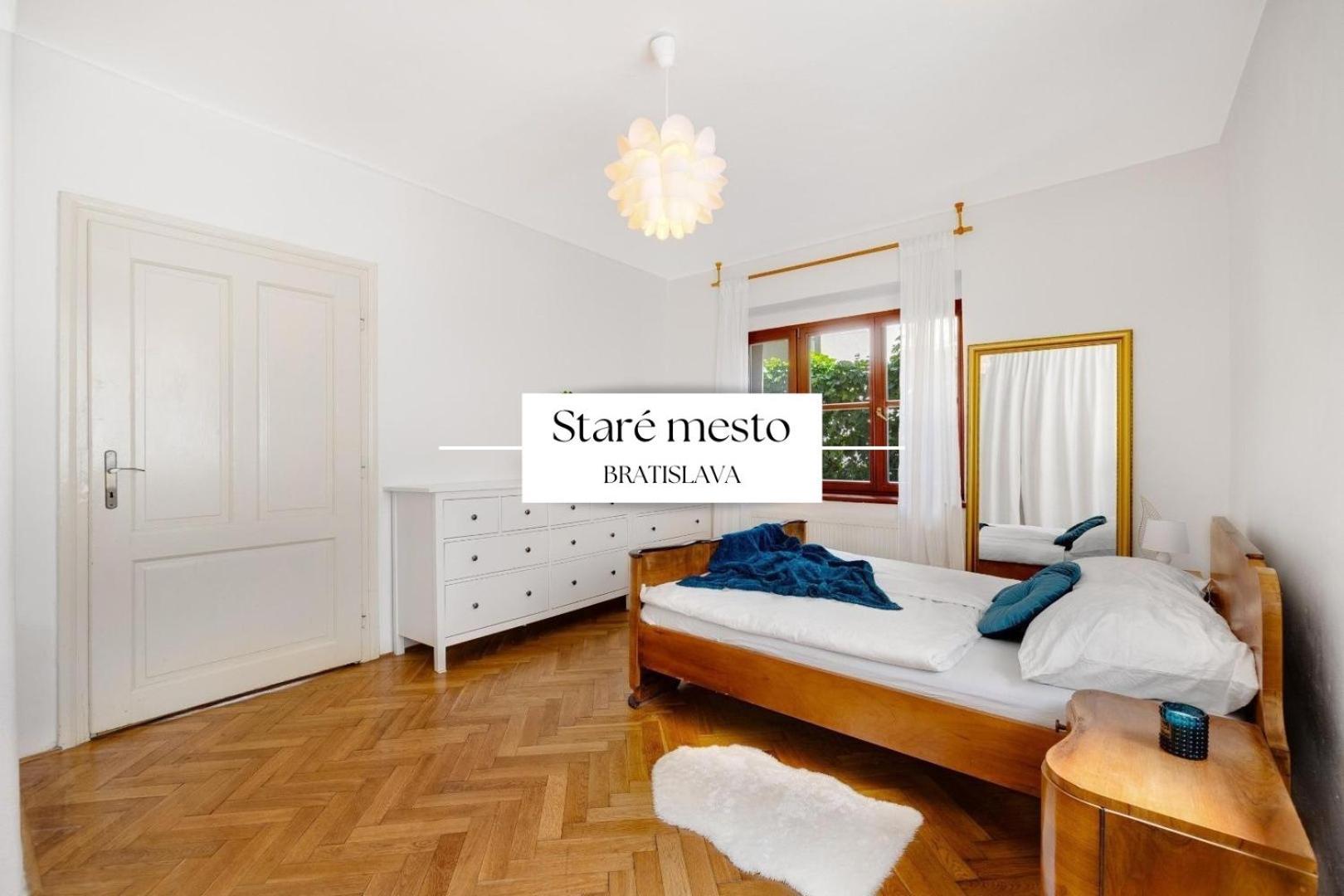 Stylish Historical Apartment + Backyard บราติสลาวา ภายนอก รูปภาพ