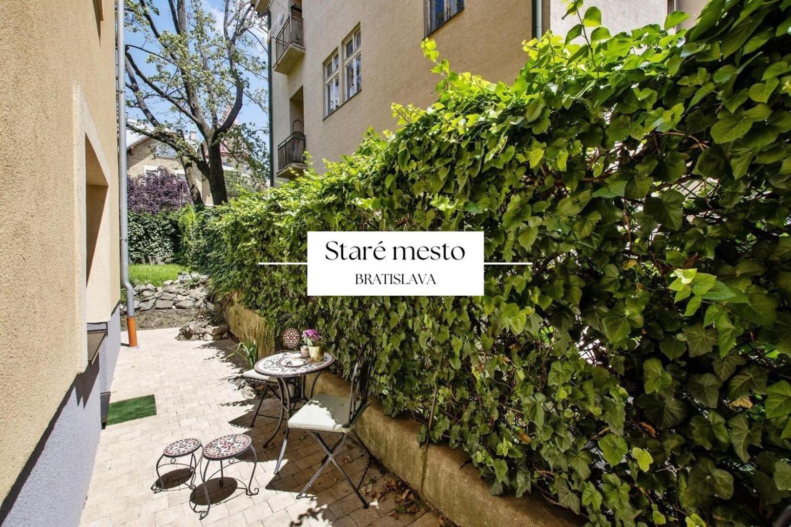 Stylish Historical Apartment + Backyard บราติสลาวา ภายนอก รูปภาพ